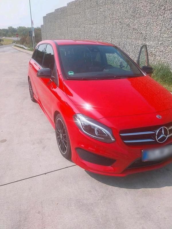 Rot Gebraucht 2018 Mercedes B220 AMG Van / Kleinbus | 18.950 € - Bild 1/4