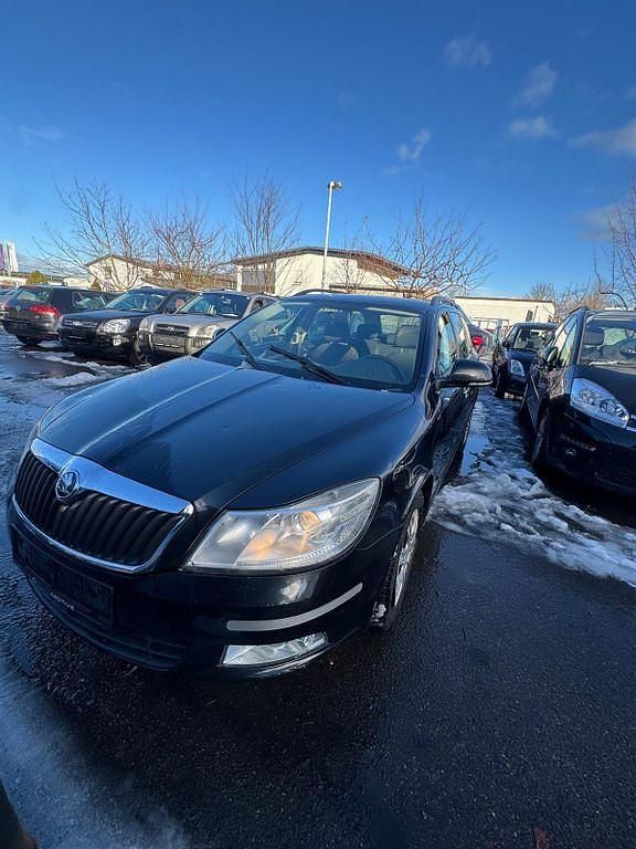 Gebraucht Skoda Octavia Ambiente 105 PS (77 kW) 2011 Schwarz Kombi