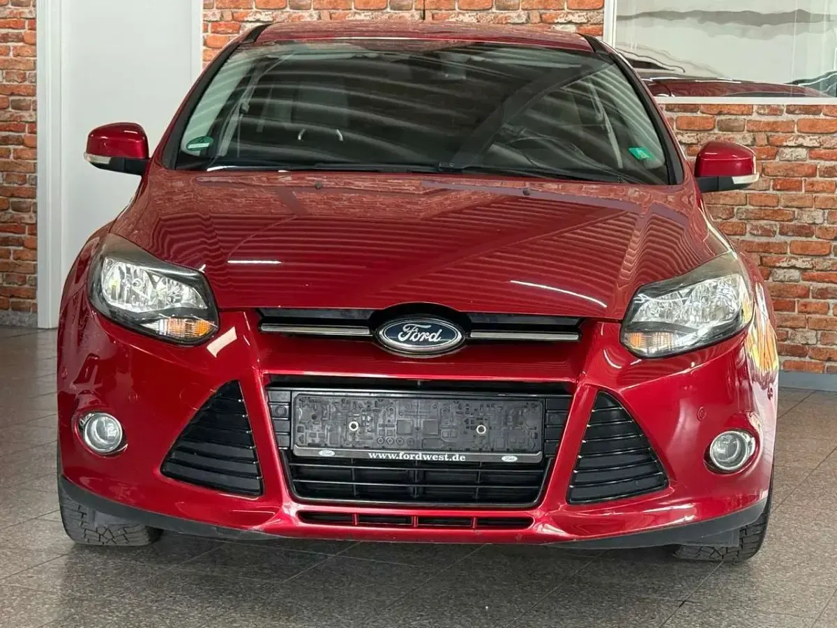 Gebraucht Ford Focus Titanium 163 PS (119 kW) 2011 Rot Limousine