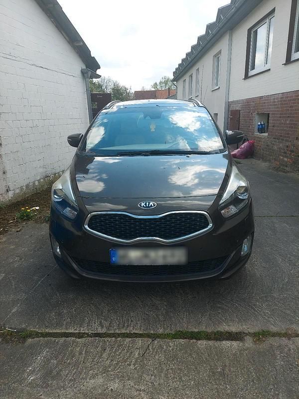 Braun Gebraucht 2013 Kia Carens 2 Van / Kleinbus | 6.200 € (Fairer Preis) - Bild 1/4