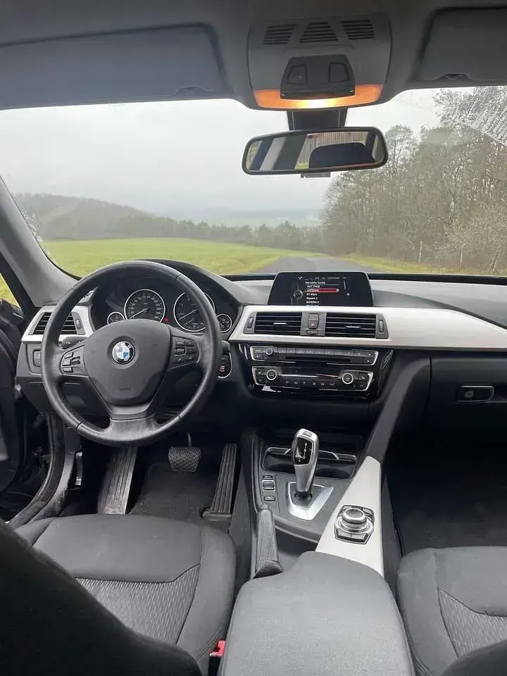 Gebraucht BMW 318 Advantage 150 PS (110 kW) 2017 Grau Limousine