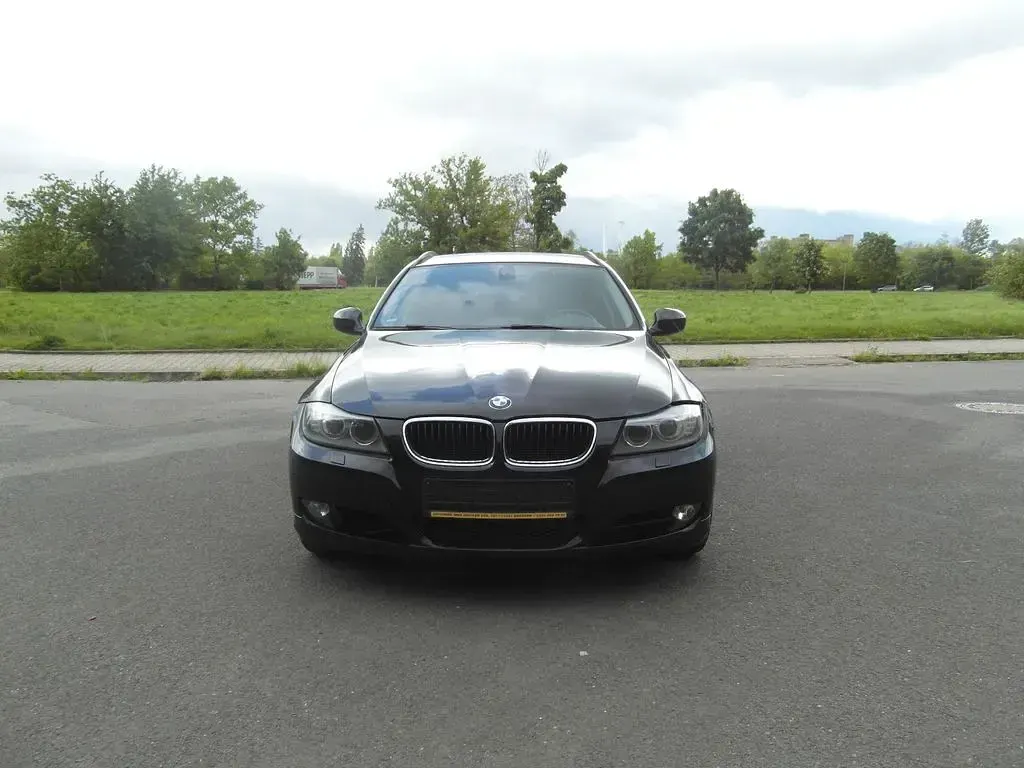 Gebraucht BMW 318 143 PS (105 kW) 2011 Schwarz Kombi