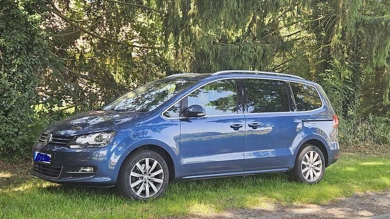 Blau Gebraucht 2015 VW Sharan Highline Van / Kleinbus | 25.900 € (Etwas zu teuer) - Bild 1/4