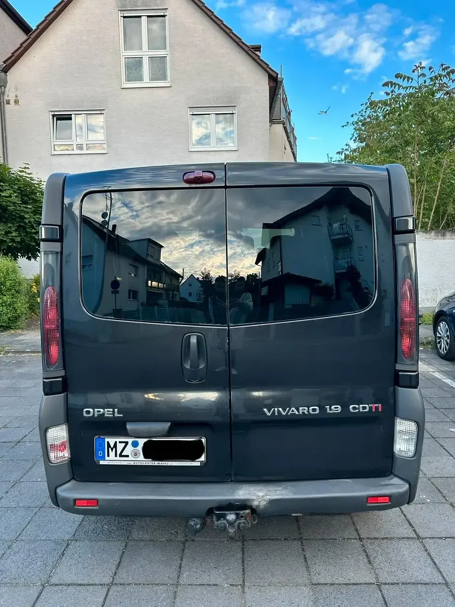 Używany Opel Vivaro 101 KM (74 kW) 2006 Czarny Minivan