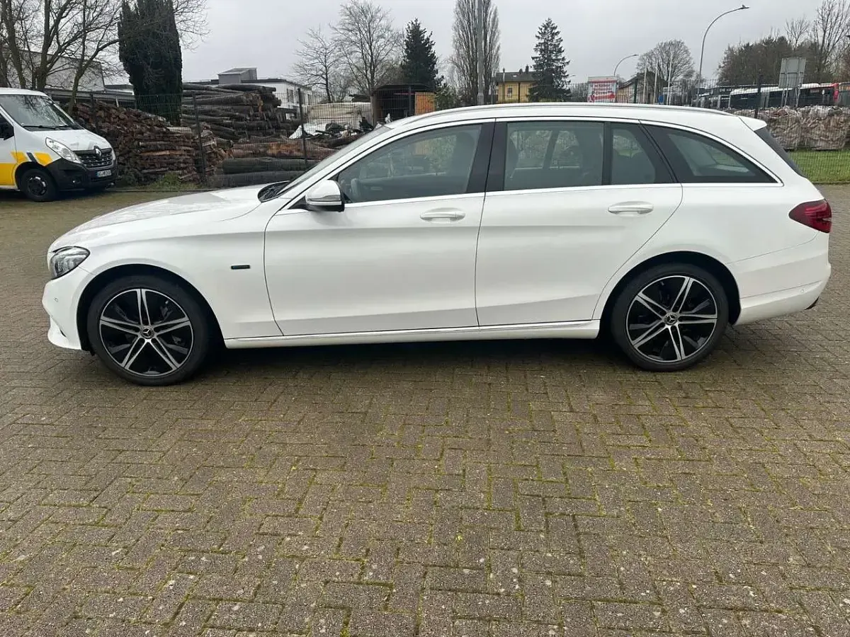Gebraucht Mercedes C300e 306 PS (225 kW) 2020 Polarweiss  unilack Kombi
