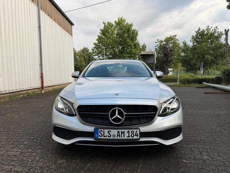 Silber Gebraucht 2020 Mercedes E200 Limousine | 23.990 € (Fairer Preis) - Bild 1/4