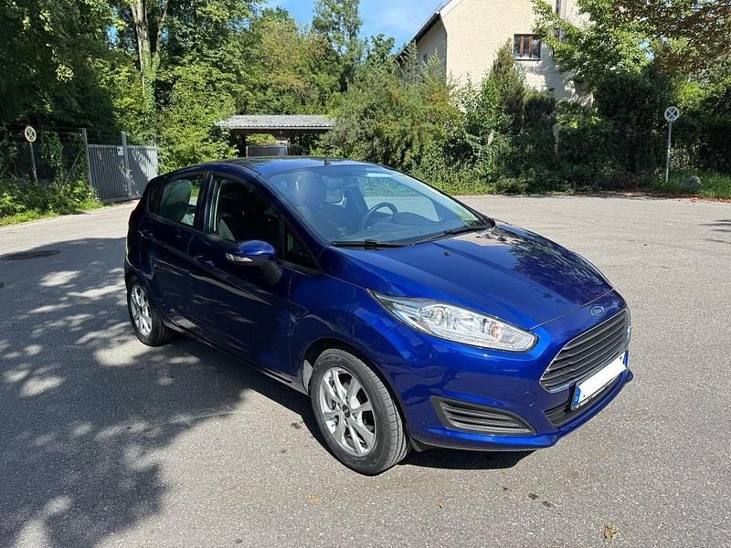 Blau Gebraucht 2015 Ford Fiesta Trend Kleinwagen | 6.500 € (Guter Preis) - Bild 1/4