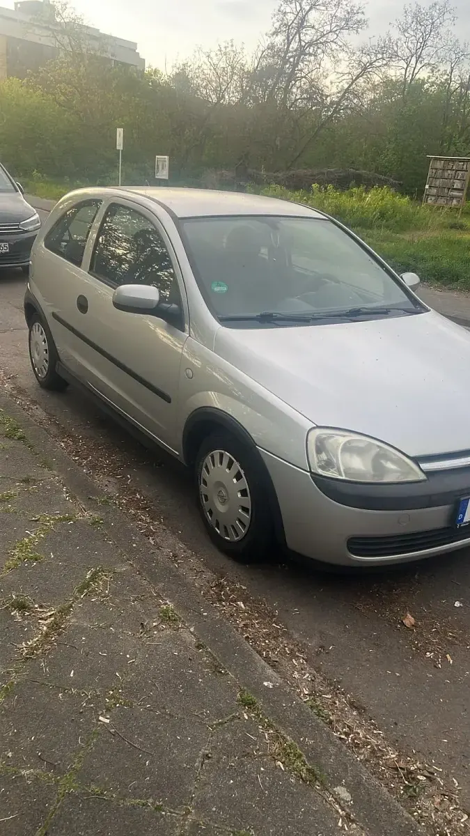 Używany Opel Corsa 58 KM (42 kW) 2002 Srebrny Hatchback