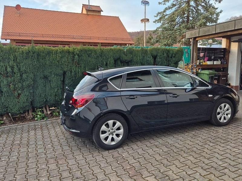 Gebraucht Opel Astra Style 140 PS (102 kW) 2015 Schwarz Limousine
