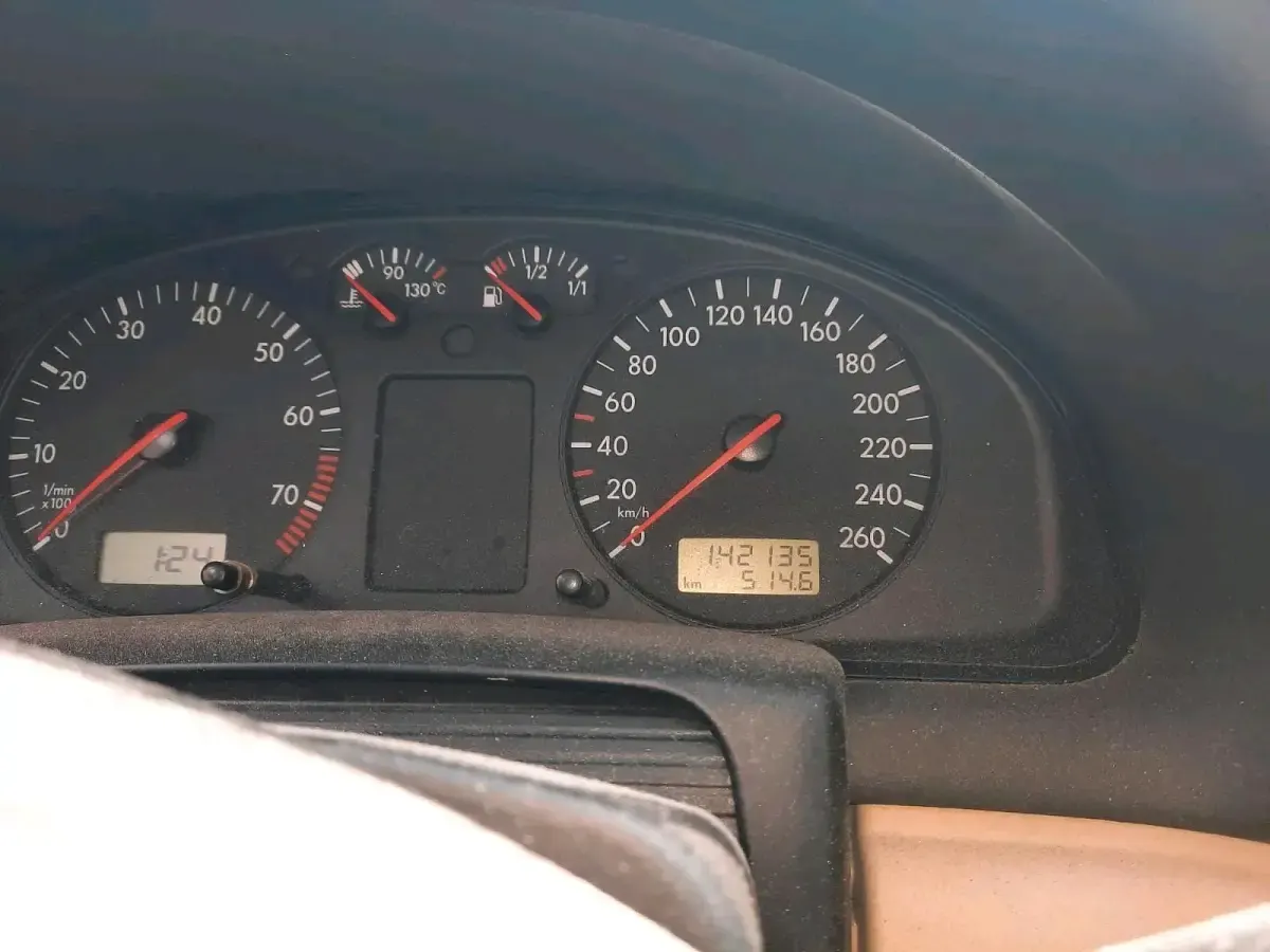 Gebraucht VW Passat 125 PS (91 kW) 1998 Rot Limousine