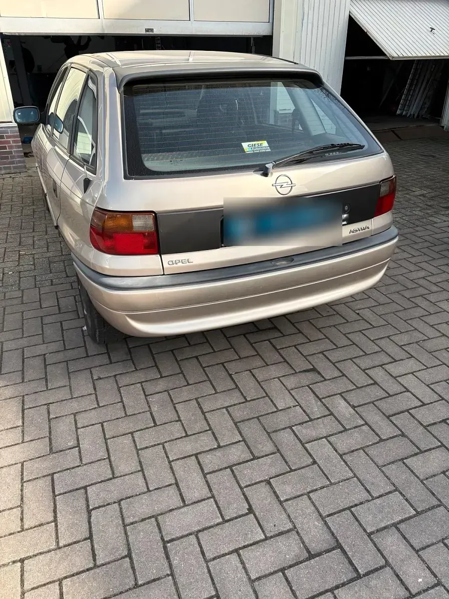 Używany Opel Astra 60 KM (44 kW) 1997 Złoty Sedan/Limuzyna