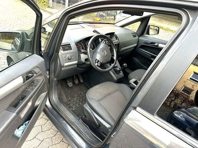 Gebraucht Opel Zafira Family 140 PS (102 kW) 2012 Grau Van / Kleinbus