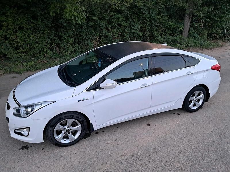 Weiß Gebraucht 2015 Hyundai i40 Limousine | 4.900 € - Bild 1/4