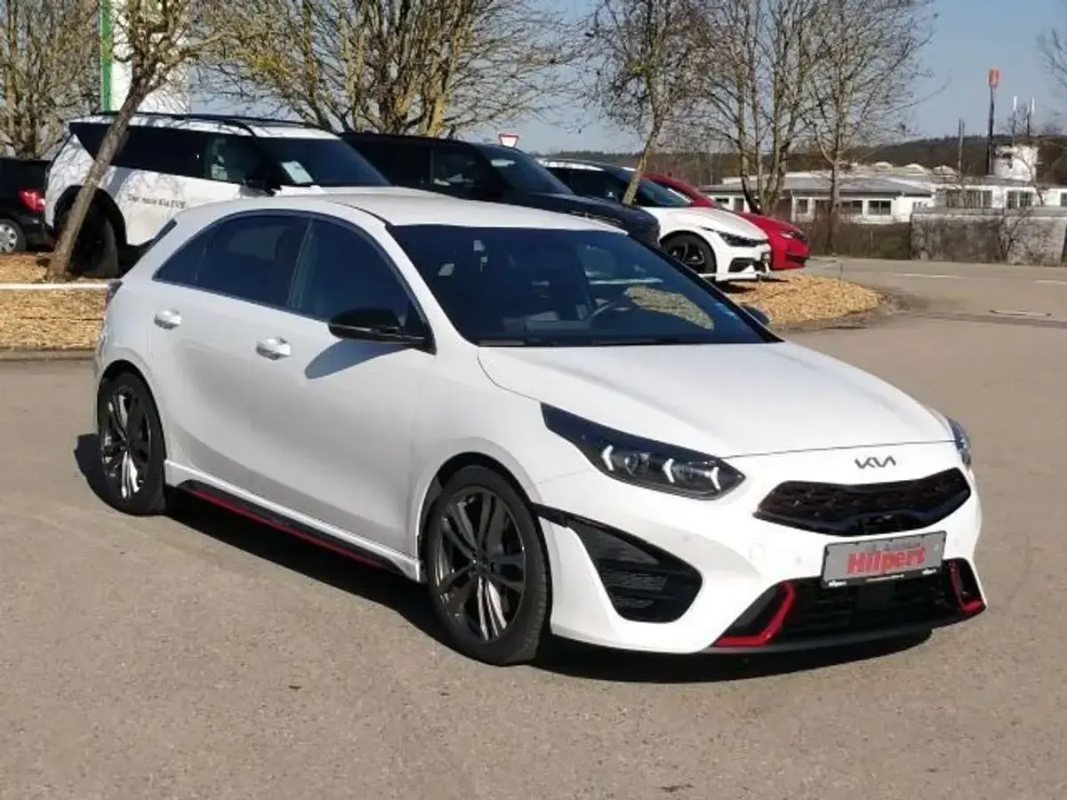 Gebraucht Kia Ceed GT GT 204 PS (150 kW) 2023 (hw2) deluxeweiss met. Limousine