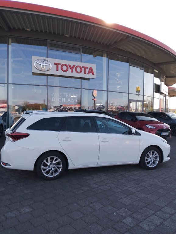 Weiß Gebraucht 2015 Toyota Auris Touring Sports Kombi | 7.500 € (Fairer Preis) - Bild 1/4