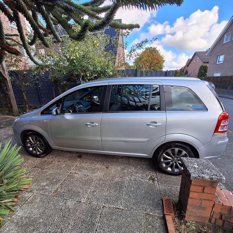 Silber Gebraucht 2008 Opel Zafira Sport Van / Kleinbus | 5.490 € (Fairer Preis) - Bild 1/4