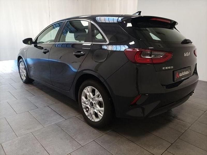 Usado Kia Ceed Vision 160 HP (117 kW) 2023 Preto Citadino