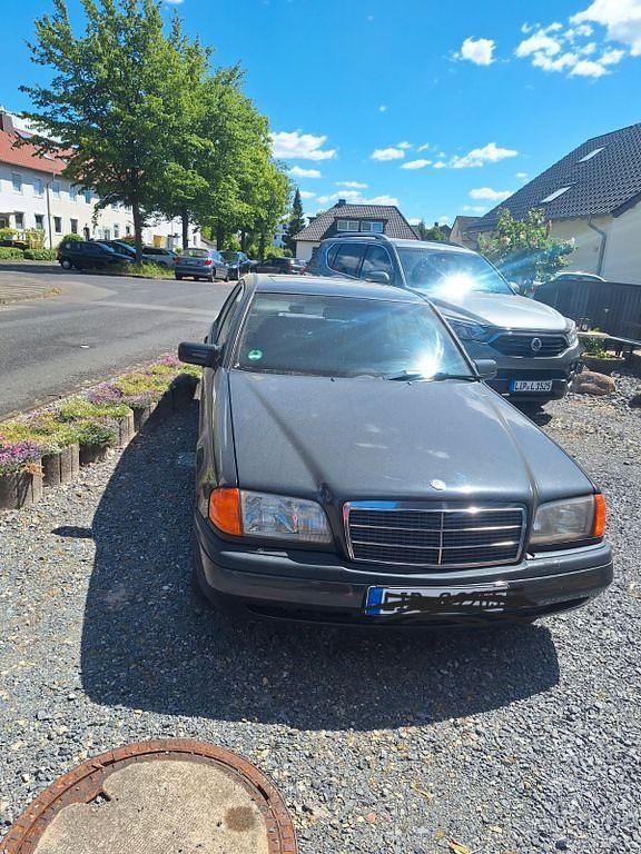 Schwarz Gebraucht 1993 Mercedes C180 Classic Limousine | 1.500 € - Bild 1/2