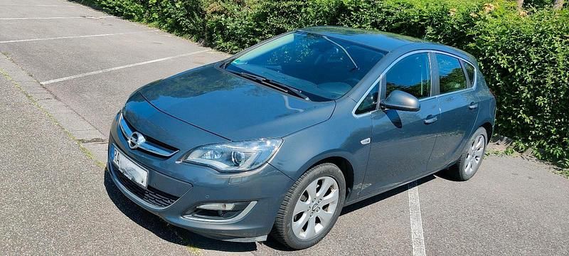 Grau Gebraucht 2013 Opel Astra Kleinwagen | 3.900 € (Fairer Preis) - Bild 1/4