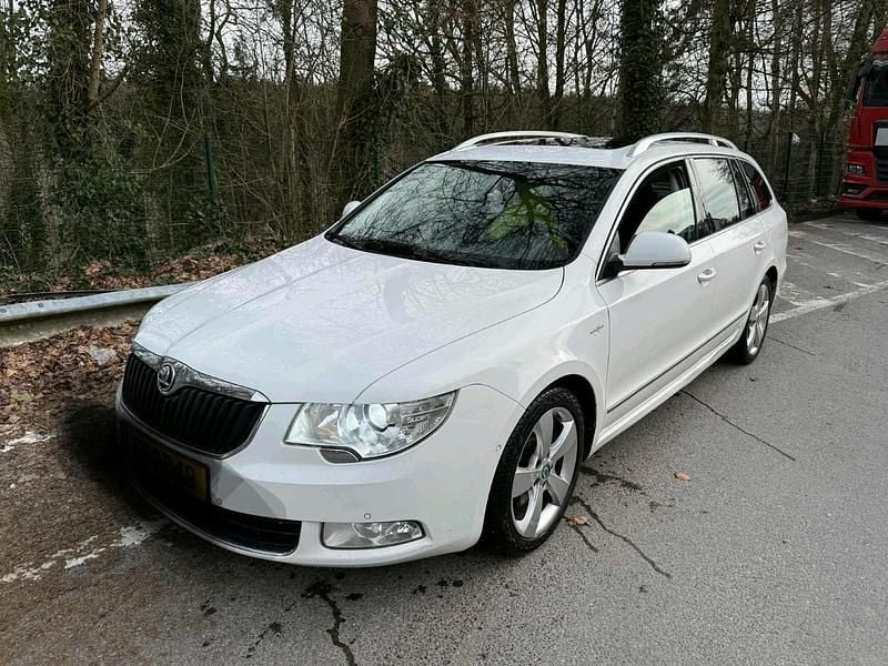 Weiß Gebraucht 2012 Skoda Superb Kombi | 4.400 € (Guter Preis) - Bild 1/3