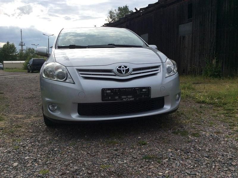 Silber Gebraucht 2012 Toyota Auris Club Limousine | 6.650 € (Fairer Preis) - Bild 1/4