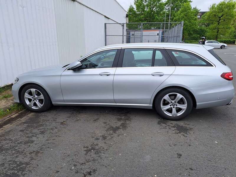 Silber Gebraucht 2018 Mercedes E220 Kombi | 16.500 € - Bild 1/4