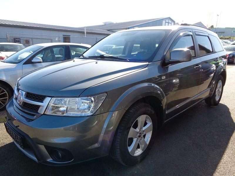 Grau Gebraucht 2011 Fiat Freemont Urban SUV | 8.999 € (Fairer Preis) - Bild 1/4