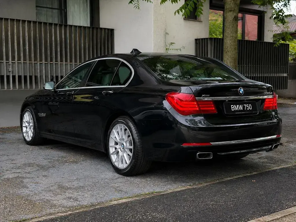 Gebraucht BMW 750 Performance 381 PS (280 kW) 2014 Schwarz Limousine