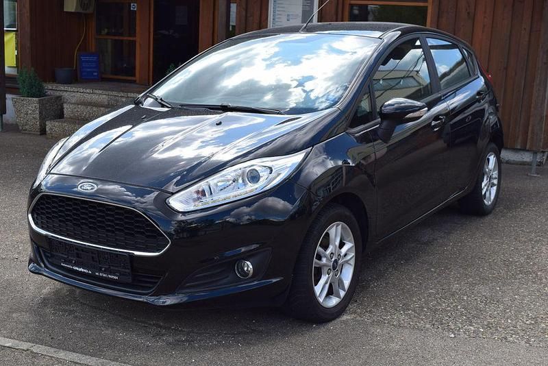 Schwarz Gebraucht 2016 Ford Fiesta Celebration Kleinwagen | 8.490 € (Etwas zu teuer) - Bild 1/4