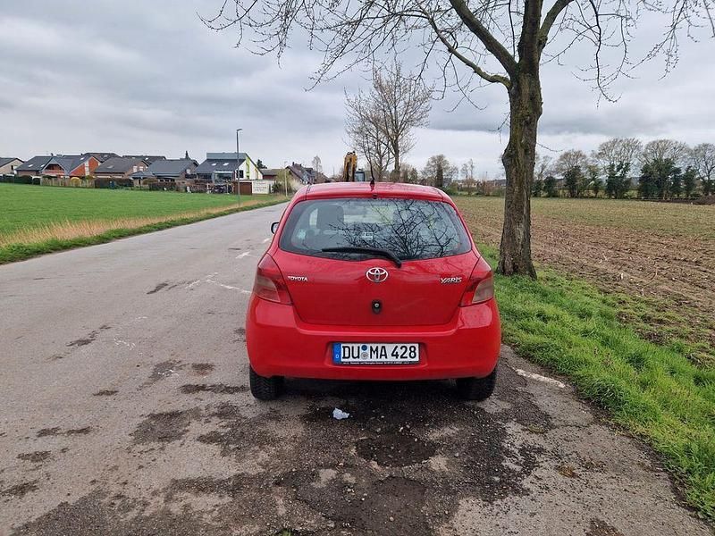 Gebraucht Toyota Yaris 69 PS (50 kW) 2006 Rot Limousine