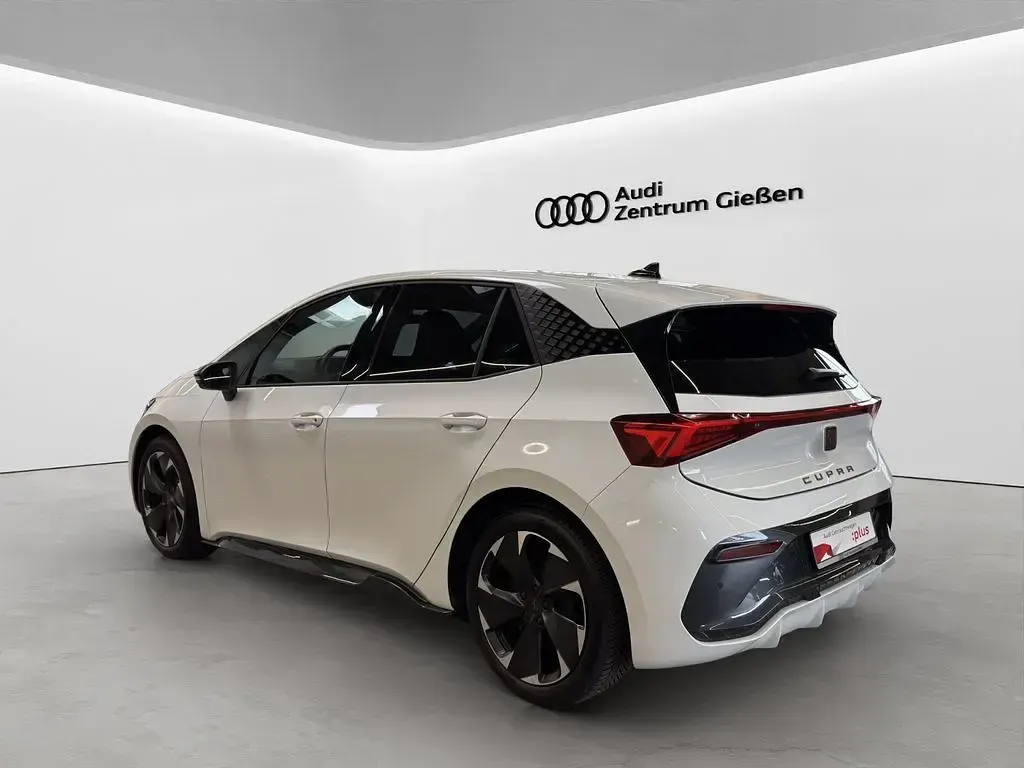Używany Cupra Born e-Boost 169 kW (231 KM) 2025 Biały Hatchback