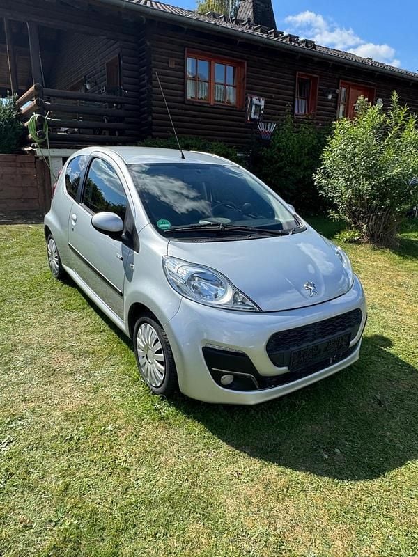 Silber Gebraucht 2013 Peugeot 107 Kleinwagen | 2.200 € (Fairer Preis) - Bild 1/4