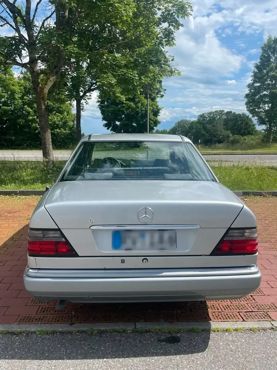 Brugt Mercedes E220 150 HK (110 kW) 1995 Sølv Sedan