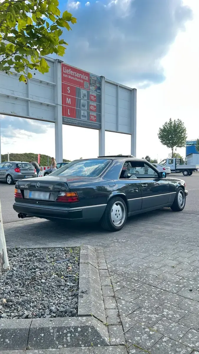 Second-hand Mercedes E300 180 CP (132 kW) 1992 Negru Coupe