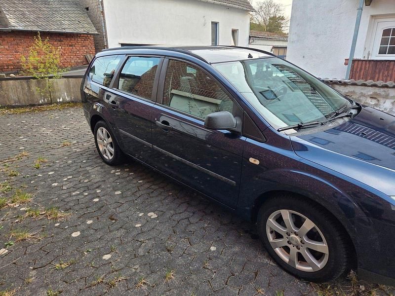 Gebraucht Ford Focus Trend 145 PS (106 kW) 2005 Blau Kombi