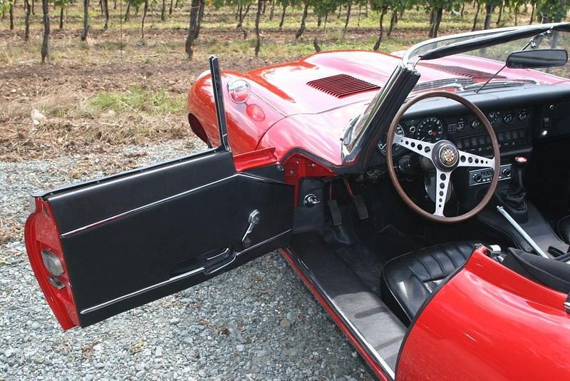 Second-hand Jaguar E-Type 265 CP (194 kW) 1968 Roșu Cabrio