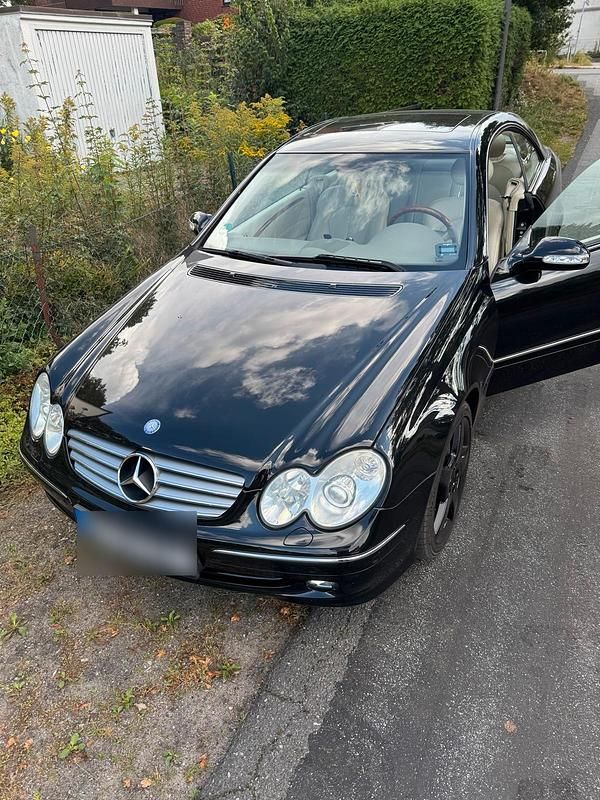 Schwarz Gebraucht 2004 Mercedes CLK320 Elegance Coupé | 9.300 € (Fairer Preis) - Bild 1/4