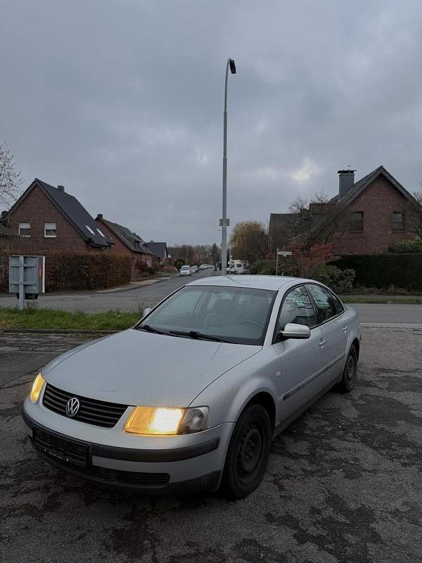 Silber Gebraucht 2000 VW Passat Limousine | 799 € (Superpreis) - Bild 1/4