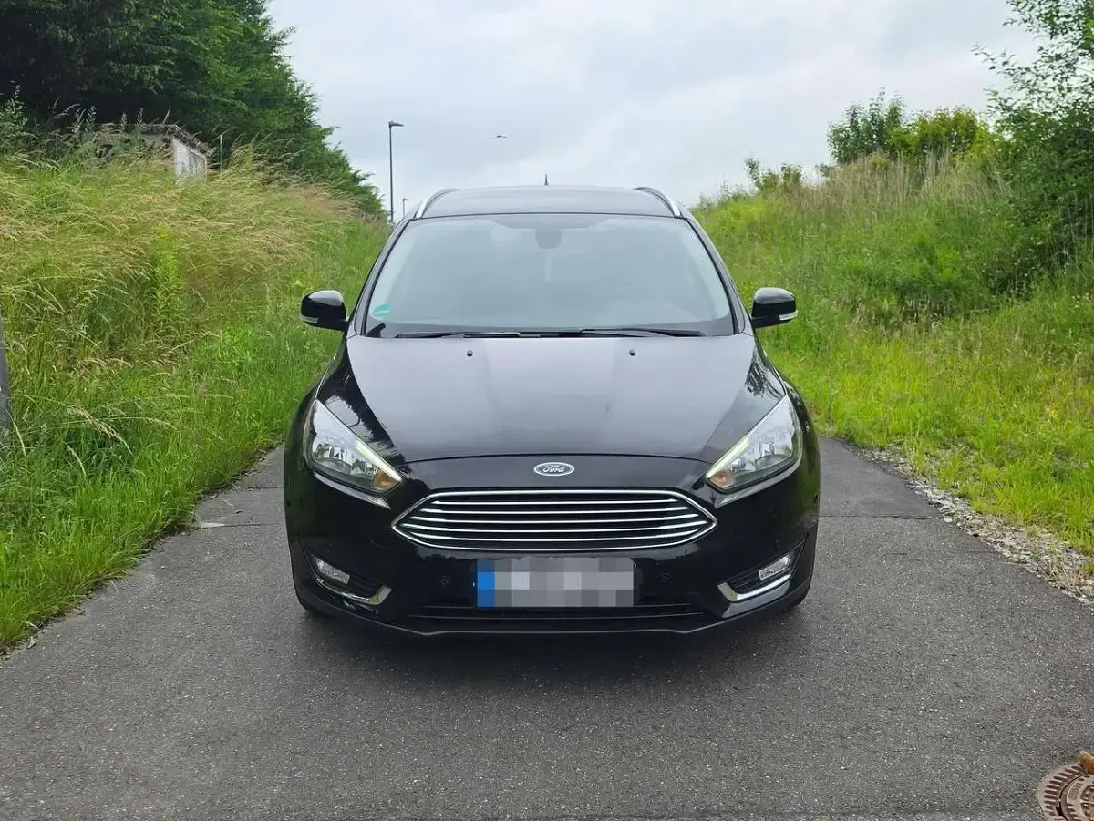 Gebraucht Ford Focus Titanium 125 PS (91 kW) 2017 Schwarz Kombi