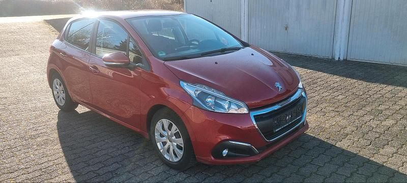 Rot Gebraucht 2018 Peugeot 208 Kleinwagen | 8.500 € (Fairer Preis) - Bild 1/4