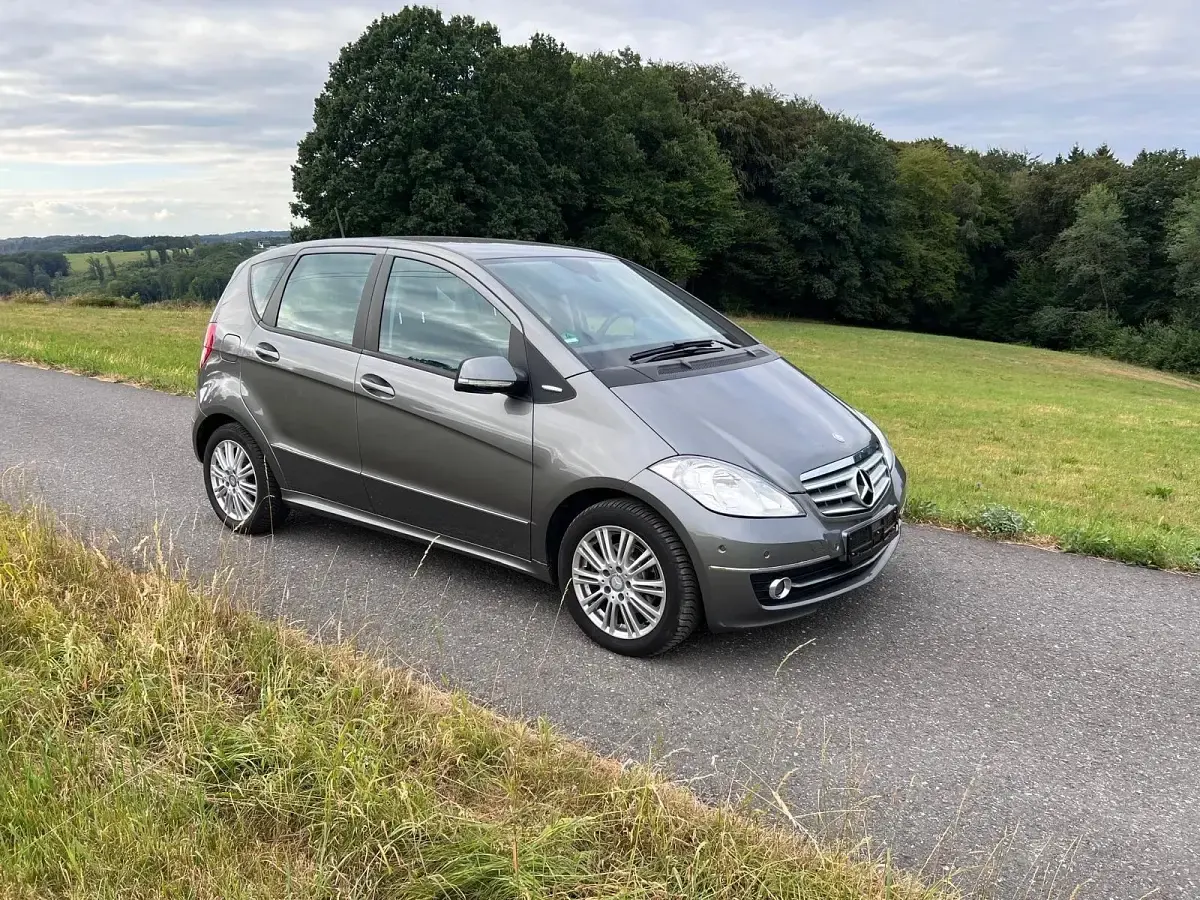 Gebraucht Mercedes A180 Elegance 115 PS (84 kW) 2010 Grau Limousine