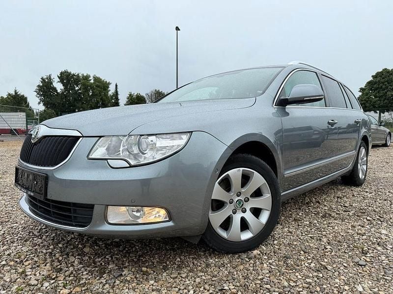 Grau Gebraucht 2012 Skoda Superb Elegance Kombi | 10.499 € (Teuer) - Bild 1/4