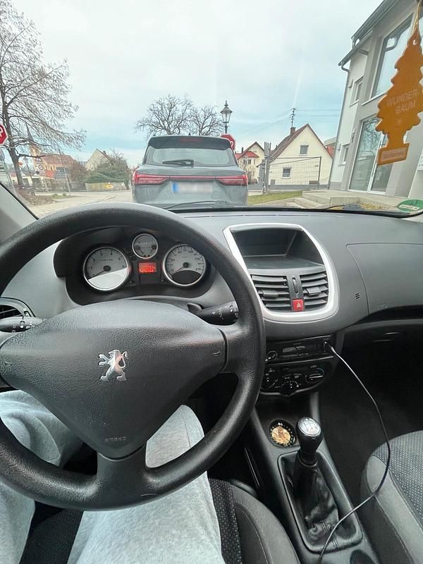 Gebraucht Peugeot 206+ 75 PS (55 kW) 2010 Schwarz Kleinwagen