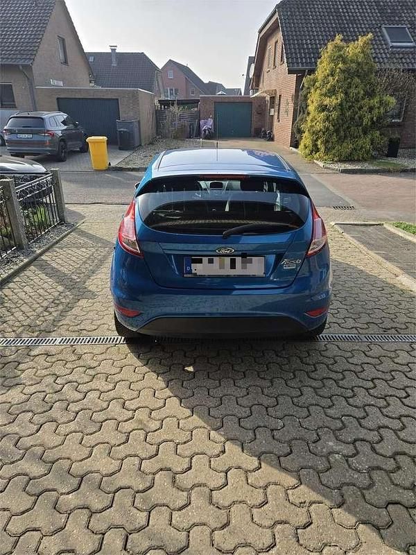 Gebraucht Ford Fiesta Trend 82 PS (60 kW) 2015 Blau Limousine