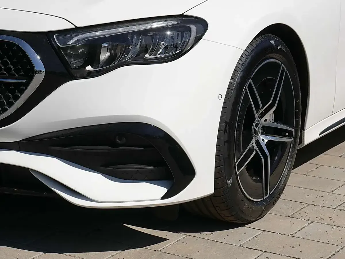 Gebraucht Mercedes E220 AMG 197 PS (144 kW) 2025 Unilack polarweiß Limousine