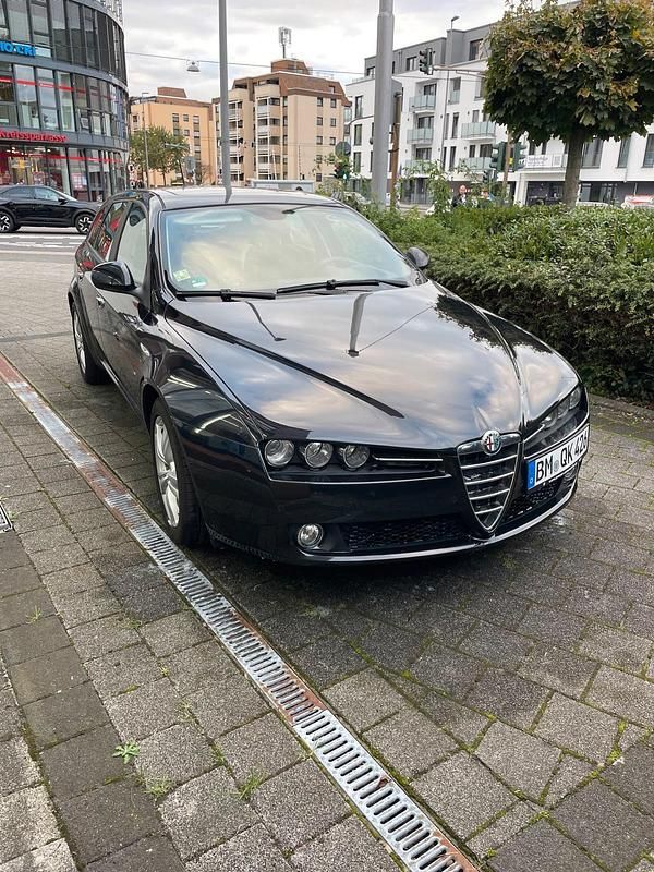 Schwarz Gebraucht 2010 Alfa Romeo 159 Kombi | 6.985 € - Bild 1/4