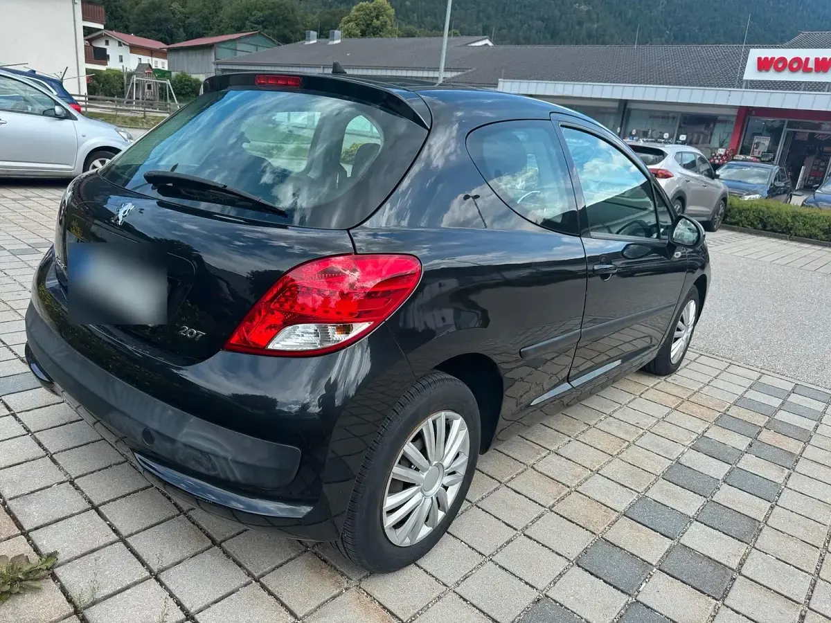 Gebraucht Peugeot 207 73 PS (53 kW) 2010 Schwarz Kleinwagen