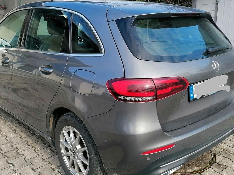 Gebraucht Mercedes B200 163 PS (119 kW) 2020 Grau Van / Kleinbus