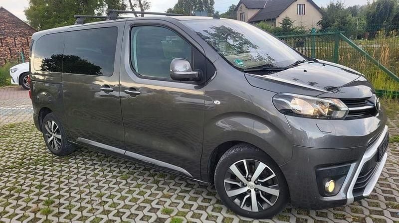 Grau Gebraucht 2017 Toyota Proace Van | 20.490 € (Fairer Preis) - Bild 1/4