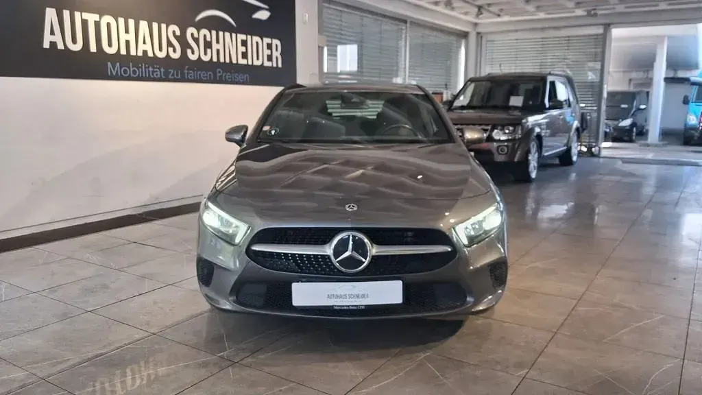 Gebraucht Mercedes A180 136 PS (100 kW) 2022 Grau Limousine